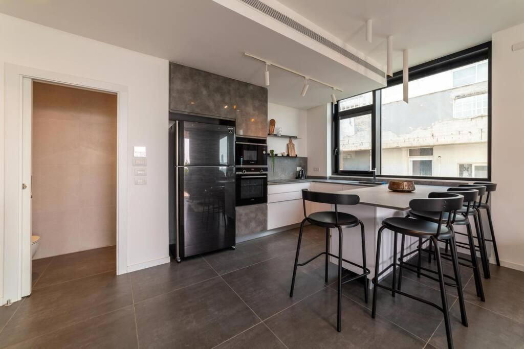 Amazing Penthouse On Gordon Beach 8 Guests テル・アビブ エクステリア 写真