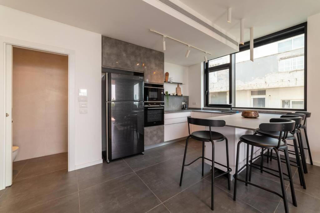 Amazing Penthouse On Gordon Beach 8 Guests テル・アビブ エクステリア 写真